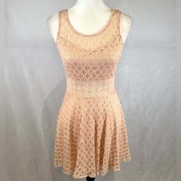 Beautiful peach blush lace dress with see through waist and back size small - Picture 1 of 7